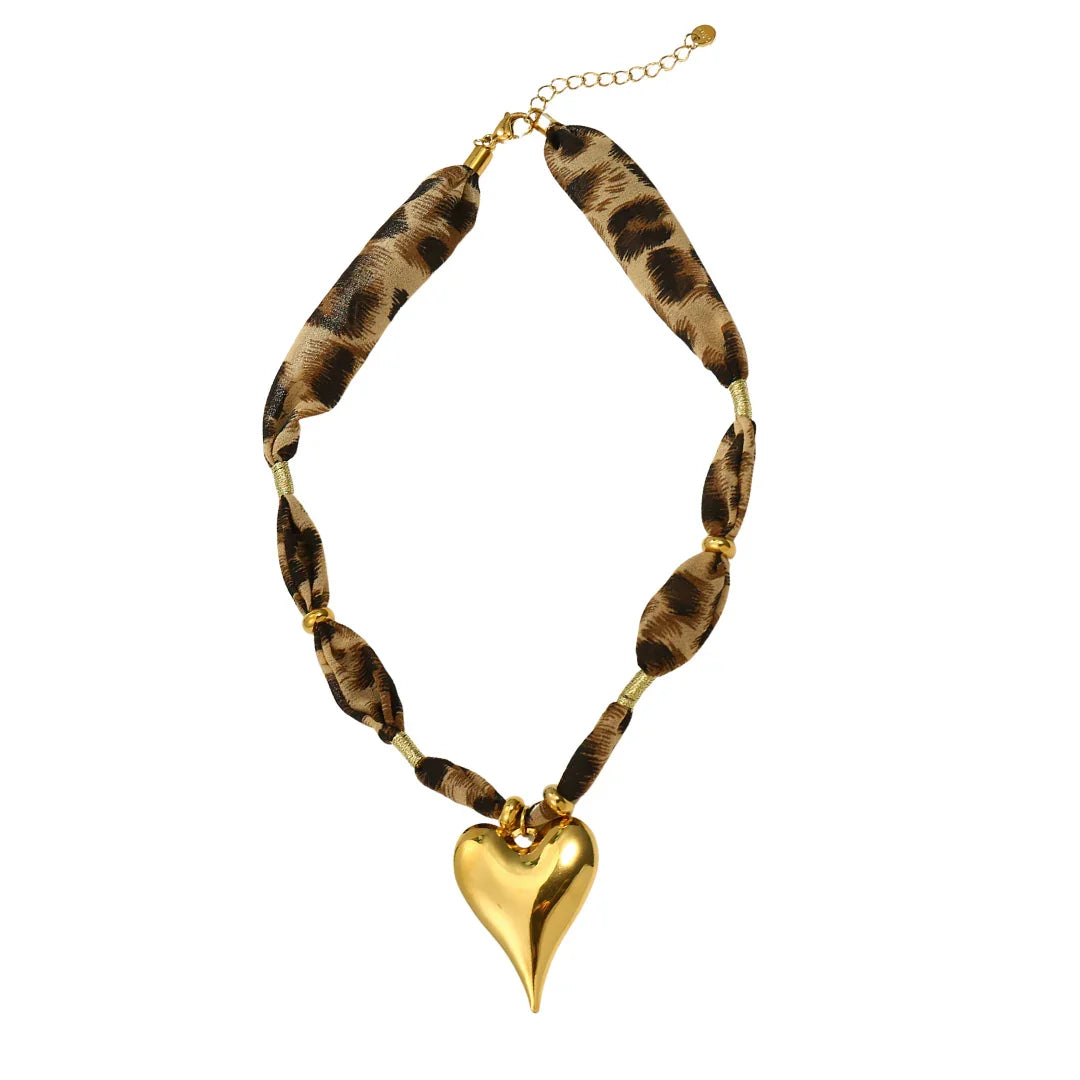 Panterprint bandana ketting met grote goudkleurige hart bedel
