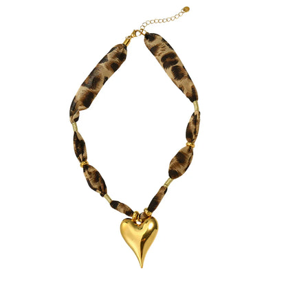 Panterprint bandana ketting met grote goudkleurige hart bedel
