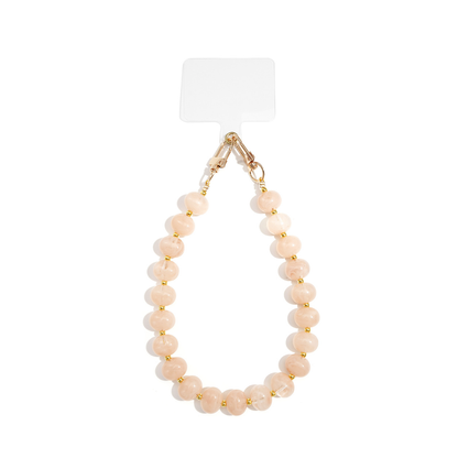 Zalmkleurig peach kralen telefoonkoord met ronde kralen en goudkleurige details, gefotografeerd op witte achtergrond.