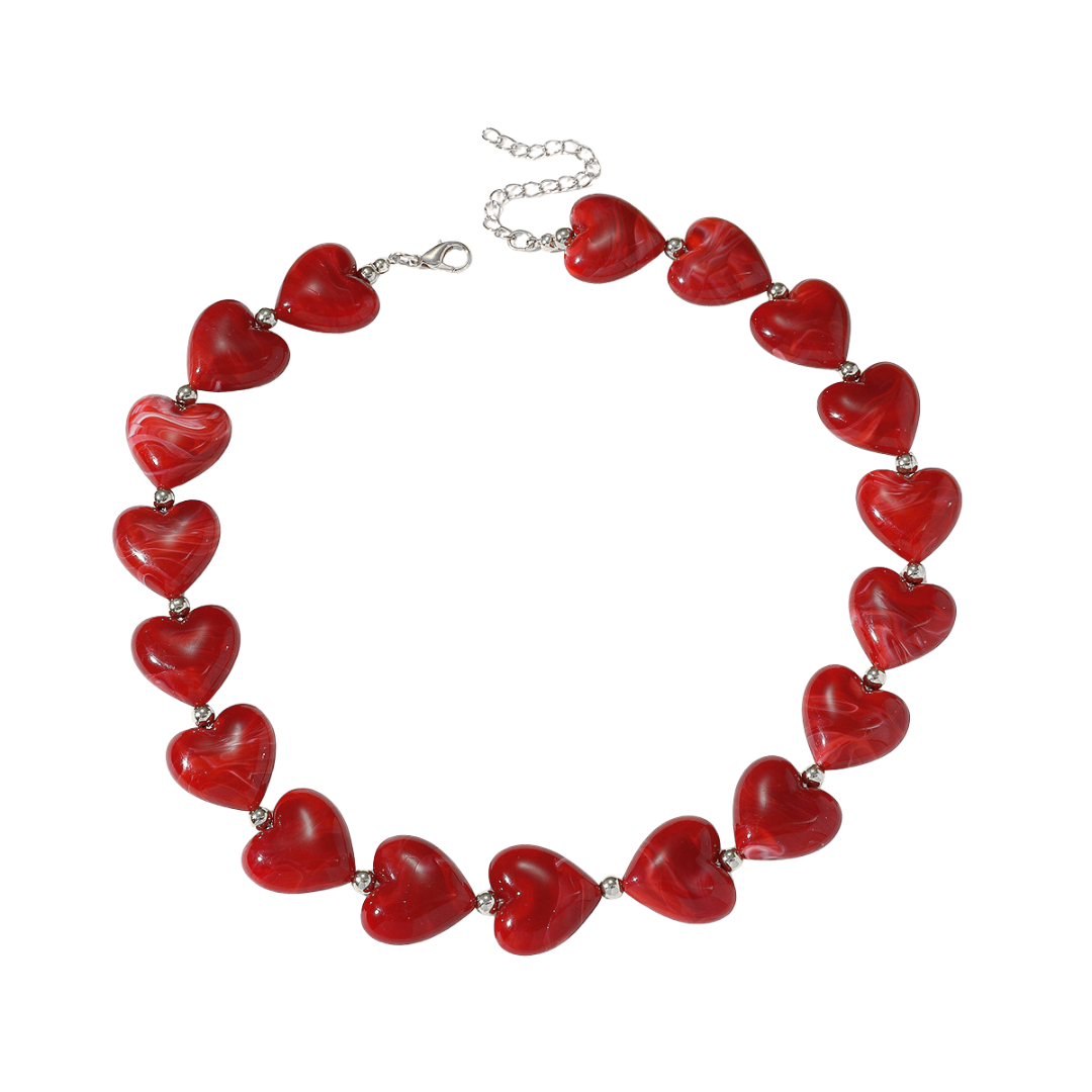Rode hartjes statement ketting met zilverkleurige afwerking op witte achtergrond