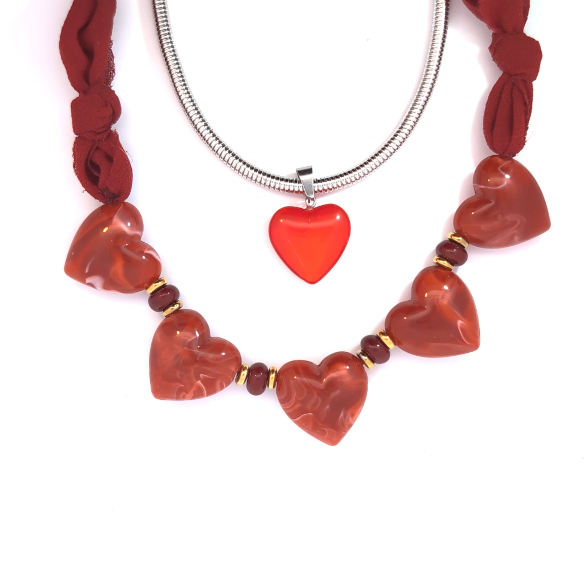Set van bedel met zilveren ketting en donkerrode bandana hartjes ketting.