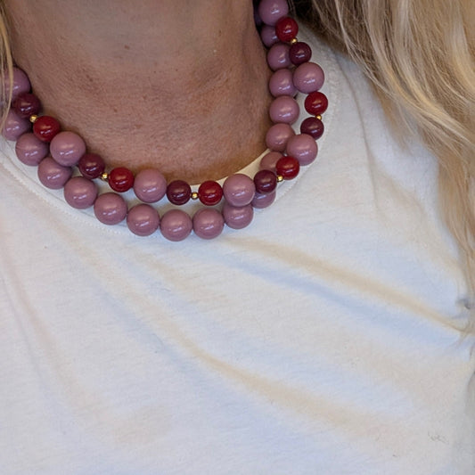 Roze en rode grote kralenketting op model