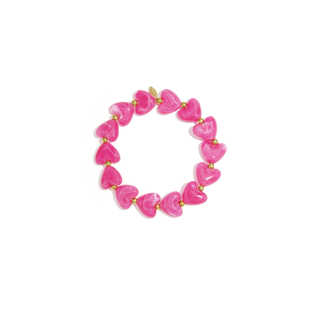 Roze hartjes kralenarmband met glanzende hartvormige kralen en goudkleurige details