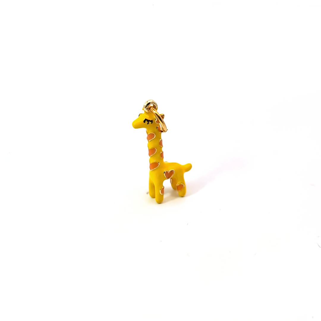 Gele giraffe bedel met roze hartjes, vrolijke bedel voor ketting of armband
