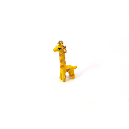 Gele giraffe bedel met roze hartjes, vrolijke bedel voor ketting of armband