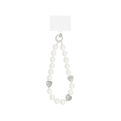 Parel telefoonkoord met zilverkleurige hartjes en transparante telefoonadapter.