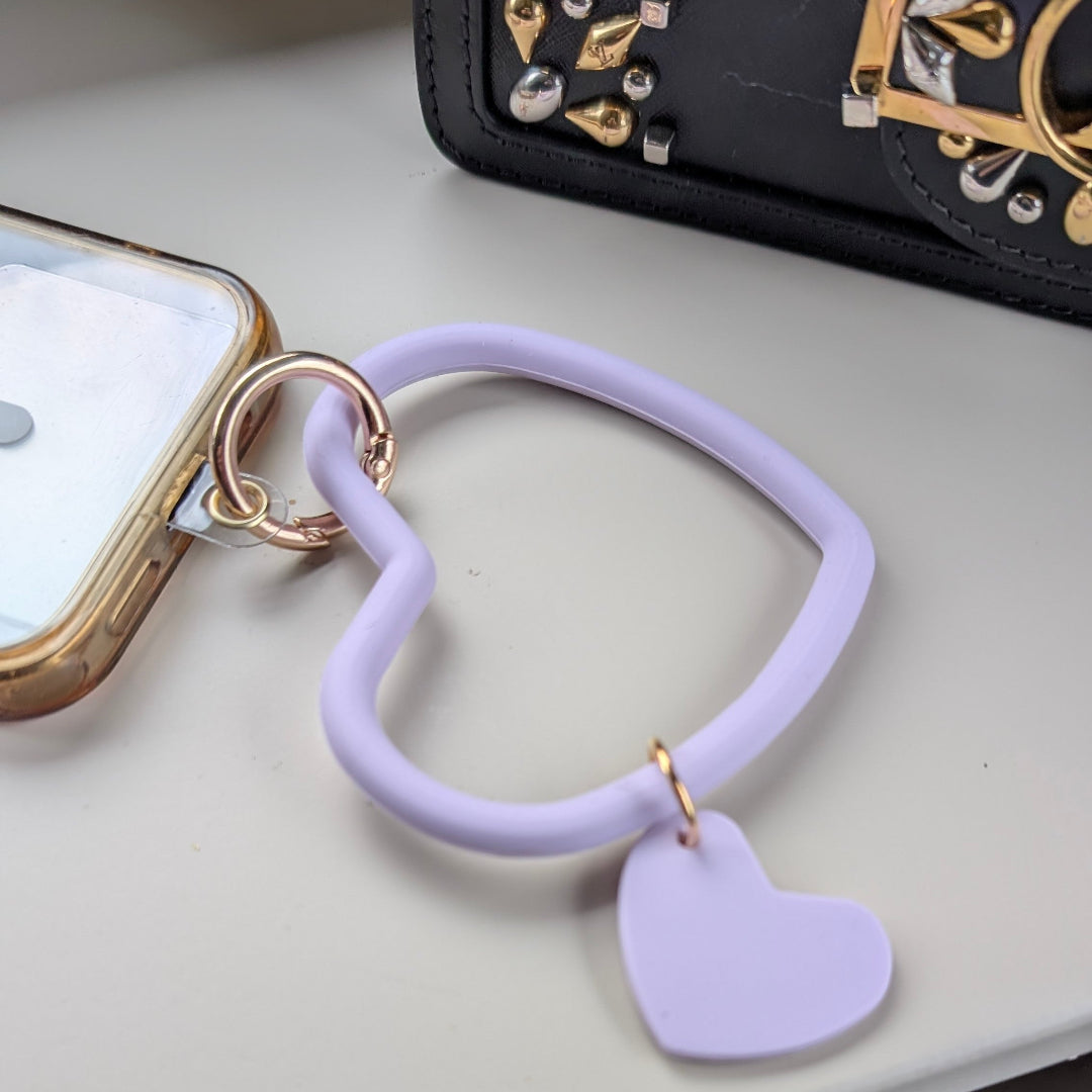 Telefoonkoord dubbel hart lila aan een telefoon 