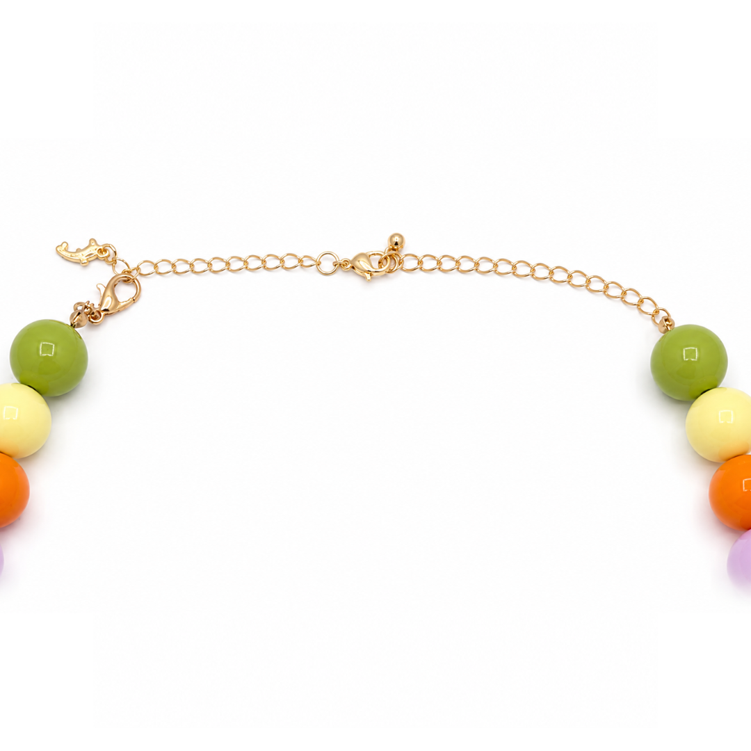 Verlengstukje goud met dolfijn gevestigd aan gekleurde kralenketting. Casa Jadel.