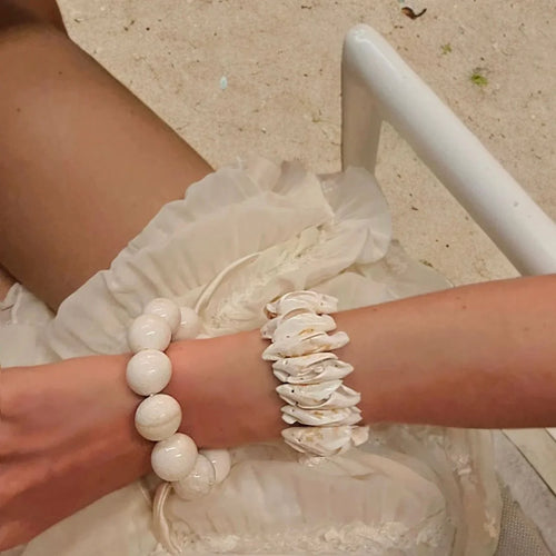 Stretch armband met grote witte natuurstenen kralen