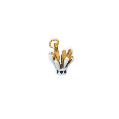 Witte badminton shuttle bedel met gouden details en donkerblauwe accenten