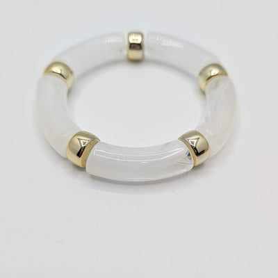 Witte gouden gemarmerde tube armband op witte achtergrond