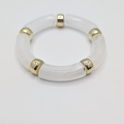 Witte gouden gemarmerde tube armband op witte achtergrond