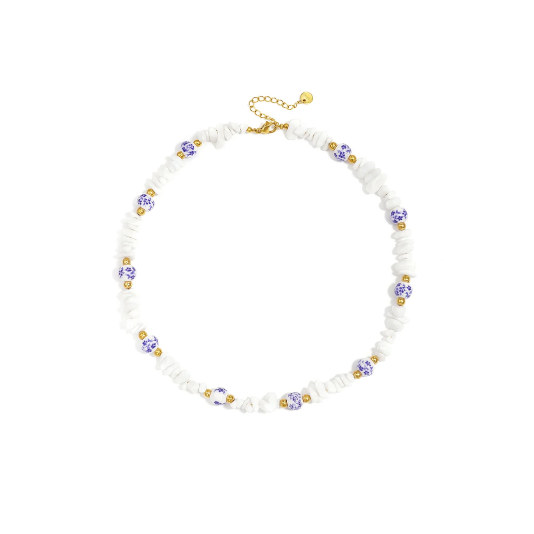 Witte kralen blauwe witte bloemetjes ketting