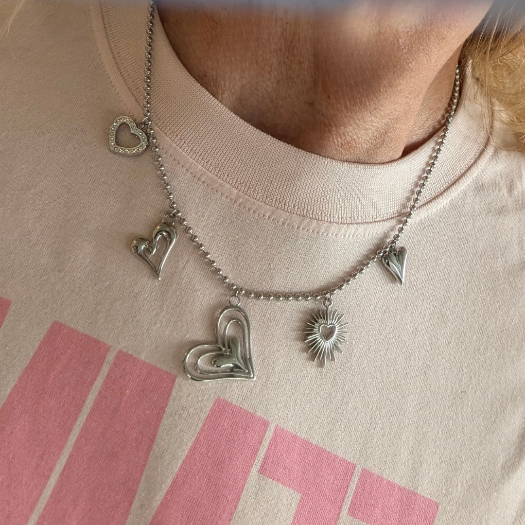 Zilveren balletjes schakel ketting met 5 verschillende hartjes