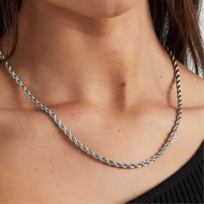 Zilveren gedraaide ketting L gedragen op de hals voor een minimalistische look