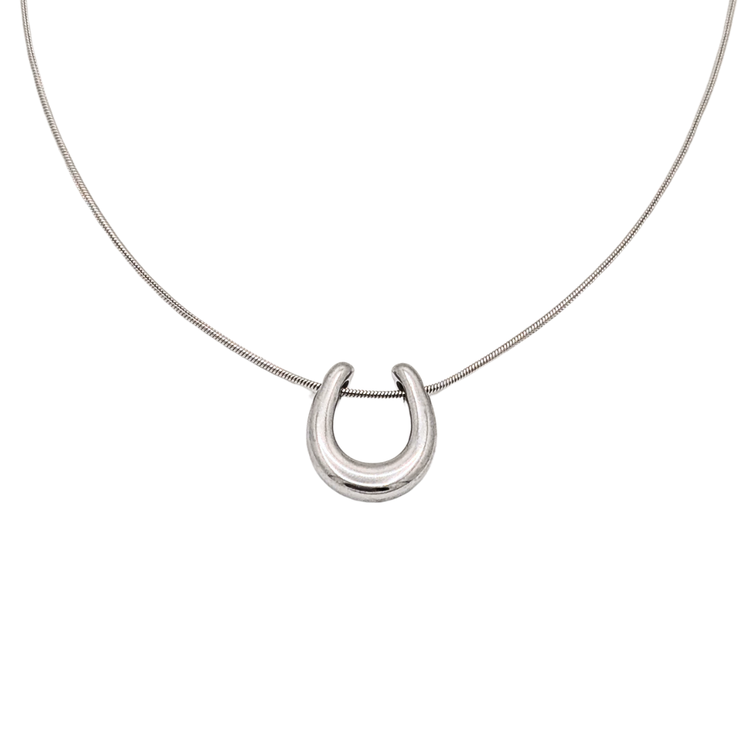 Zilveren minimalistische hoefijzer hanger aan fijne ketting van stainless steel
