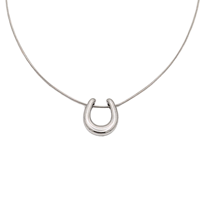 Zilveren minimalistische hoefijzer hanger aan fijne ketting van stainless steel