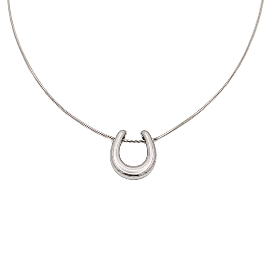 Zilveren minimalistische hoefijzer hanger aan fijne ketting van stainless steel