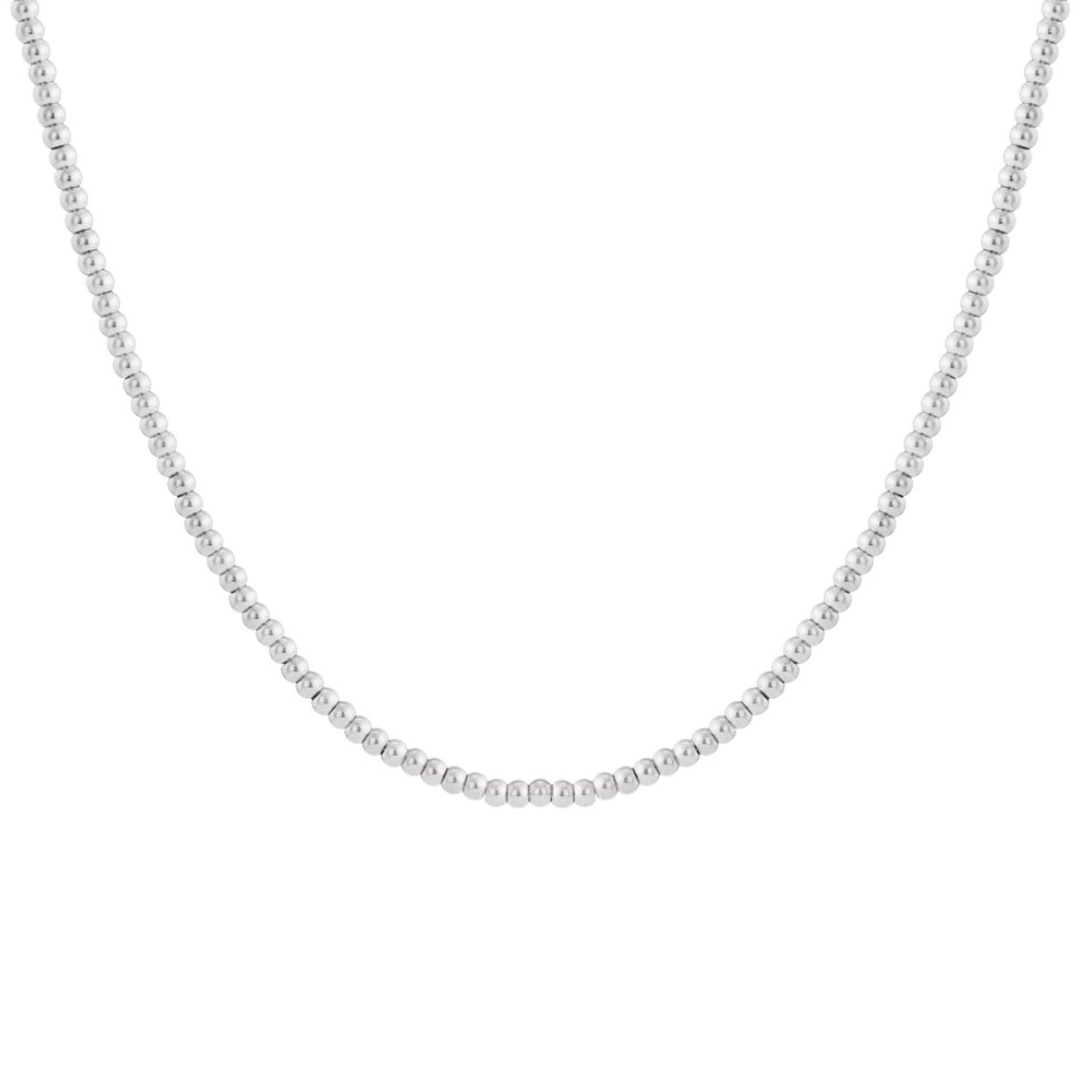 Zilverkleurige massieve kralenketting met kleine ronde glanzende kralen – minimalistische ketting op witte achtergrond.