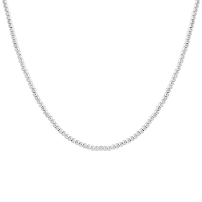 Zilverkleurige massieve kralenketting met kleine ronde glanzende kralen – minimalistische ketting op witte achtergrond.