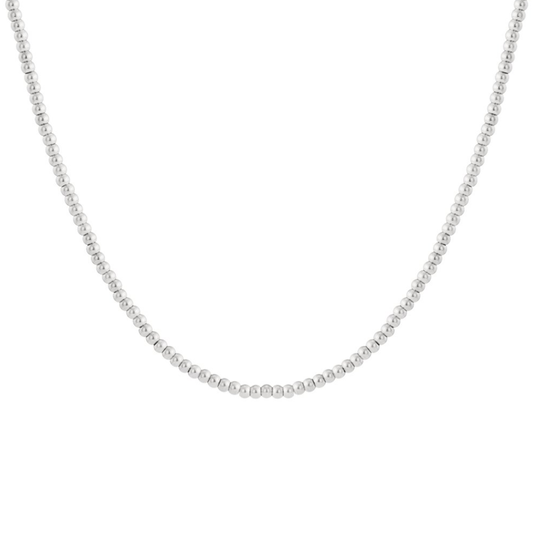 Zilverkleurige massieve kralenketting met kleine ronde glanzende kralen – minimalistische ketting op witte achtergrond.
