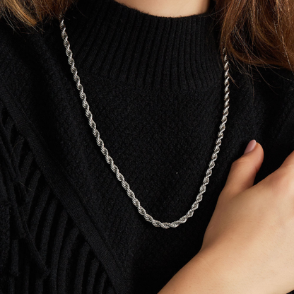 Zilveren gedraaide ketting van stainless steel gedragen om de hals, 60cm lengte