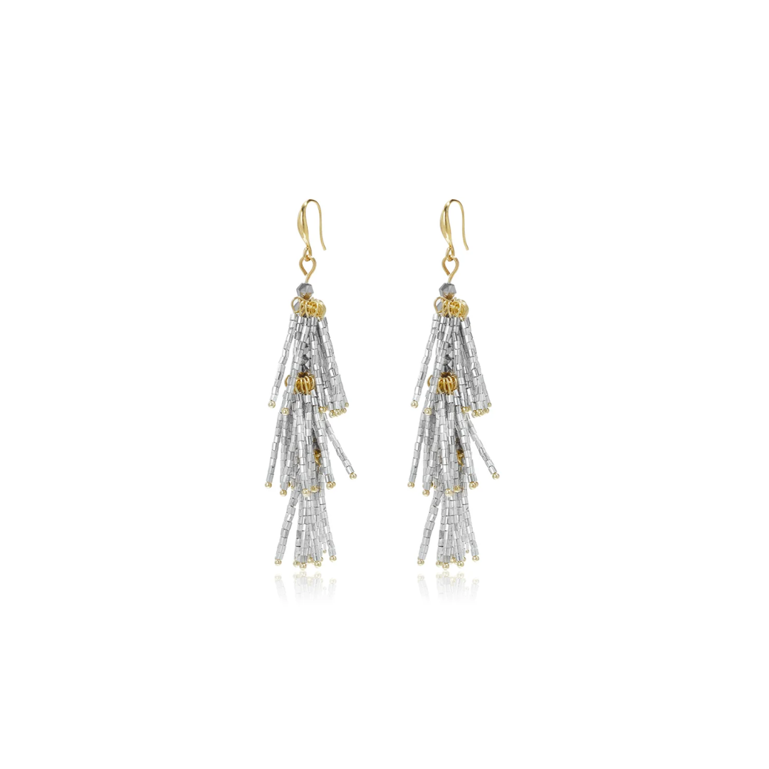 Lange zilveren statement tassel oorbellen met meerdere lagen zilverkleurige staafkralen, subtiele gouden details en gouden oorhaakjes op witte achtergrond.