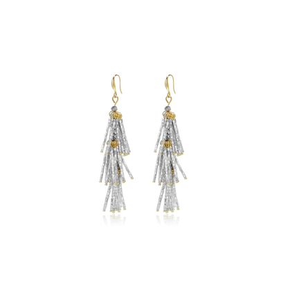 Lange zilveren statement tassel oorbellen met meerdere lagen zilverkleurige staafkralen, subtiele gouden details en gouden oorhaakjes op witte achtergrond.