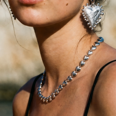 Zilveren kleine hartjesketting rondom