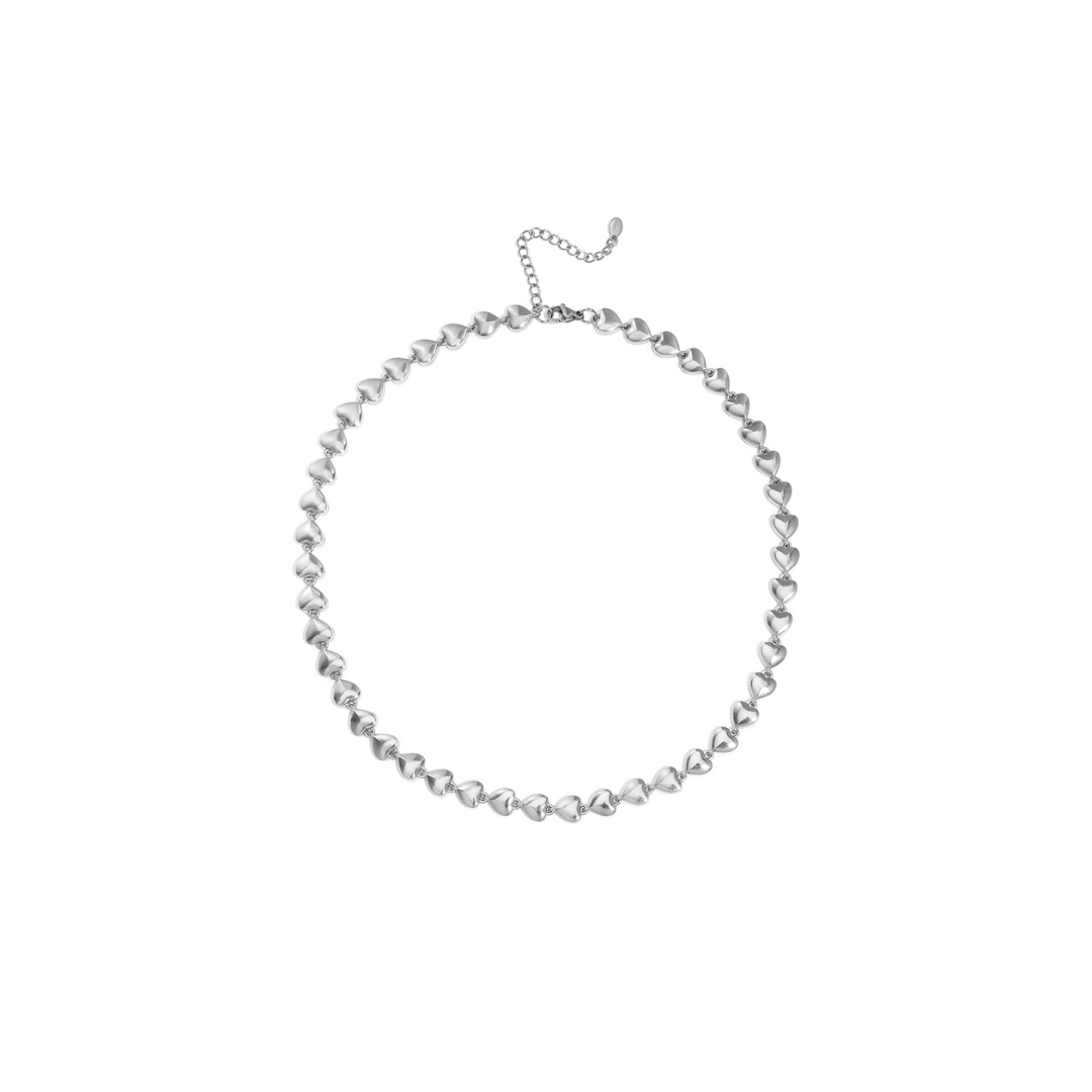 Zilverkleurige hartjes ketting met kleine hartvormige schakels en verstelbare sluiting.