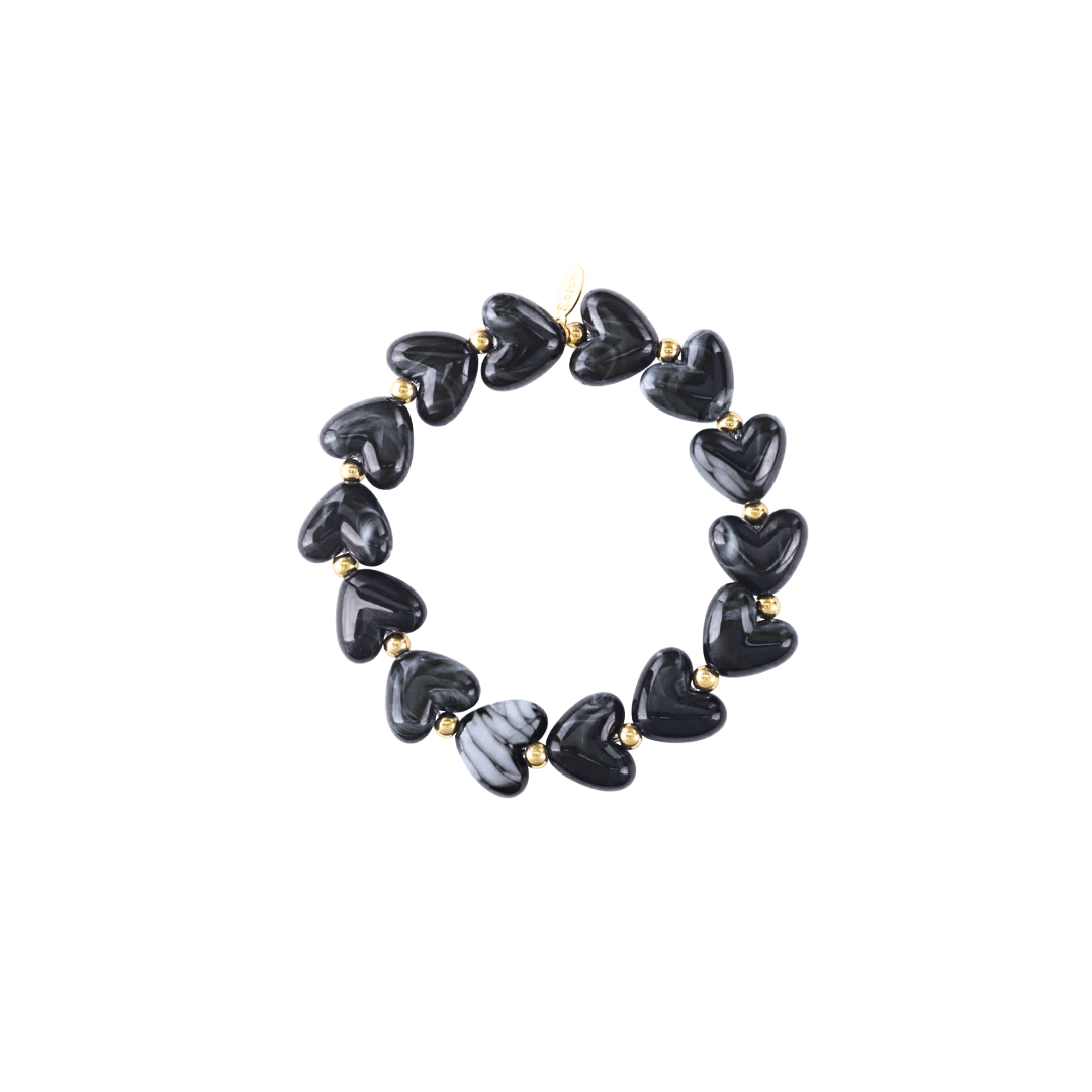 Gemarmerde zwarte hartjes armband met goudkleurige details. Elegant, speels en perfect te combineren met andere sieraden voor een stijlvolle look.