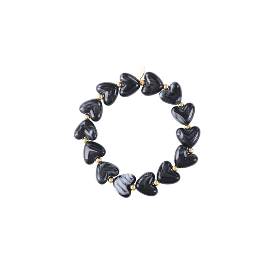 Gemarmerde zwarte hartjes armband met goudkleurige details. Elegant, speels en perfect te combineren met andere sieraden voor een stijlvolle look.