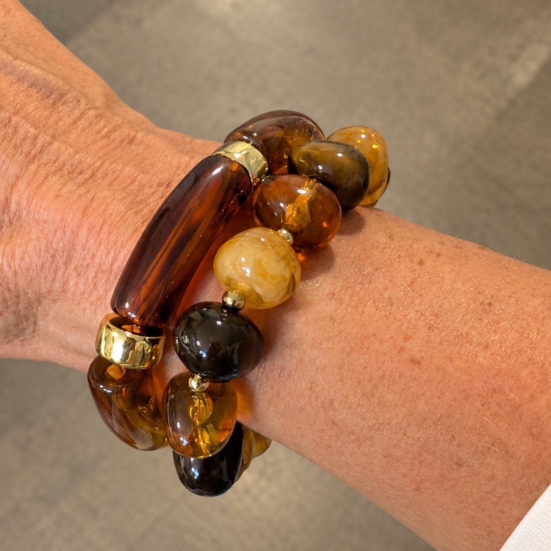 amber-bruine-chunky-armbanden-set-gouden-details-casa-jadel