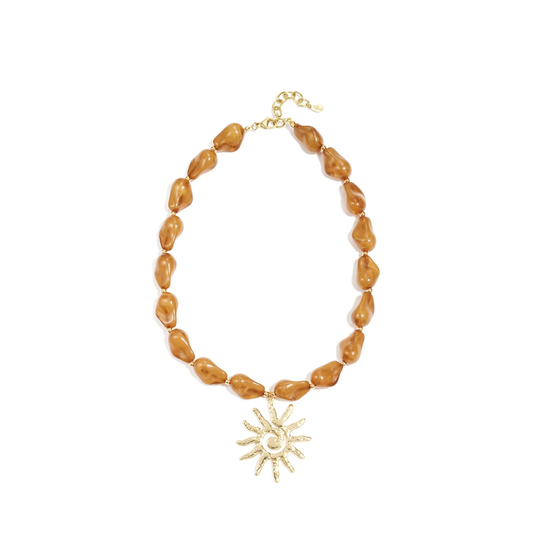 Amber bruine chunky kralenketting met grote goudkleurige zon bedel en goudkleurige details