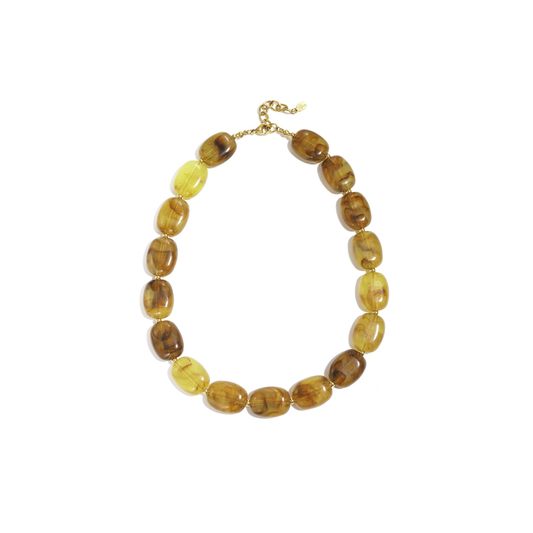 Amber bruine kralenketting met marmerlook en gouden accenten op witte achtergrond