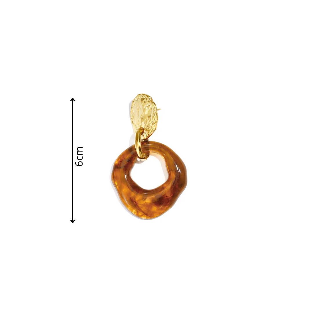 Amber bruine statement oorbellen met organische marble hanger en goudkleurige stud afmeting