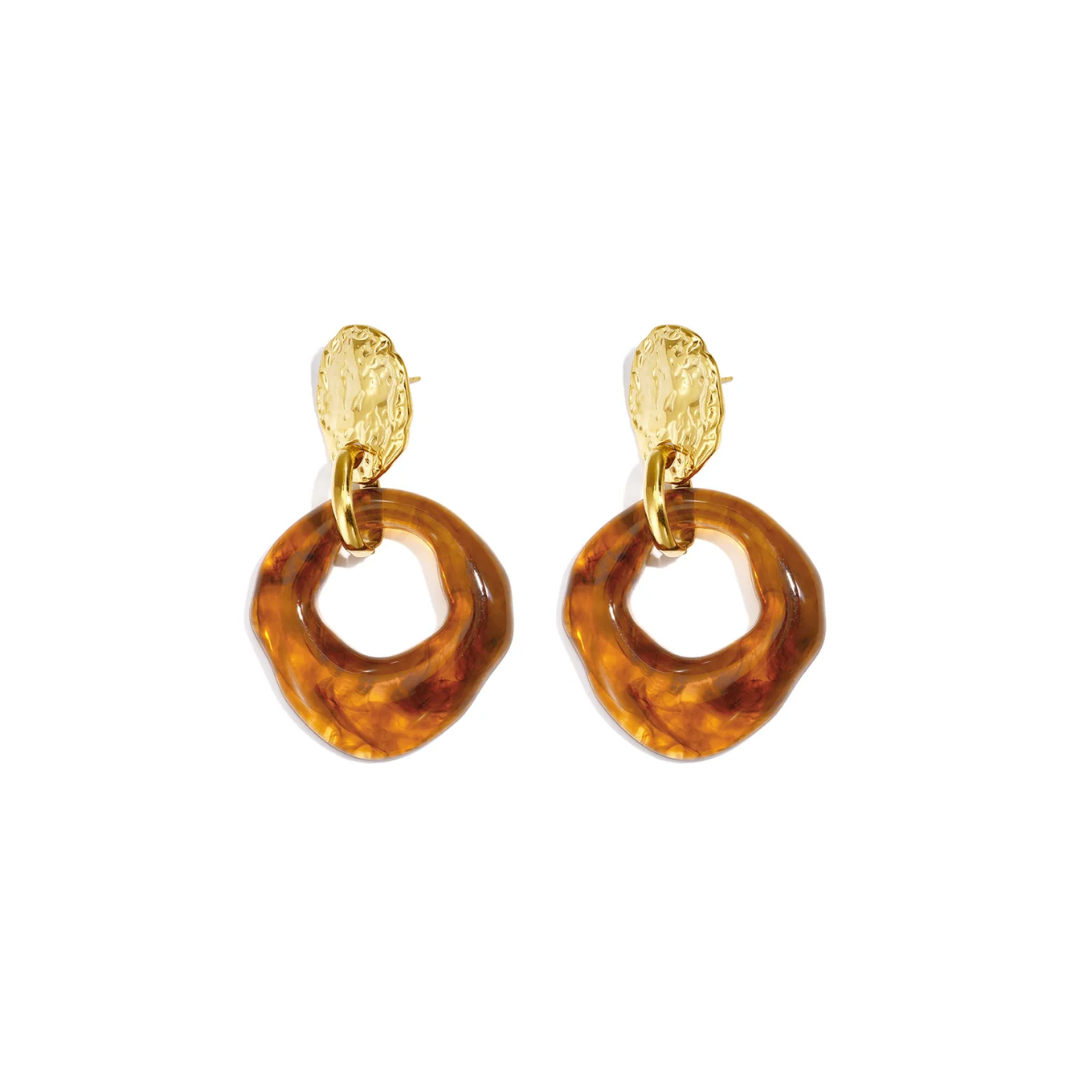 Amber bruine statement oorbellen met organische marble hanger en goudkleurige stud