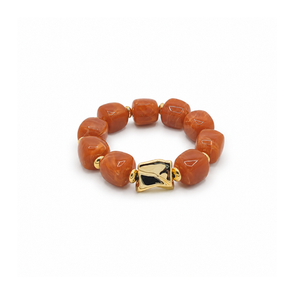 Amber chunky kralenarmband met grote marble kralen en een ronde goudkleurige kraal.