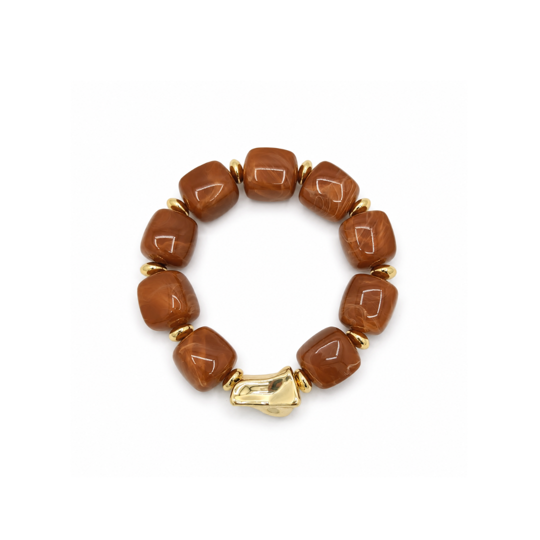 Amber chunky kralenarmband met grote marble kralen en een goudkleurige kraal.