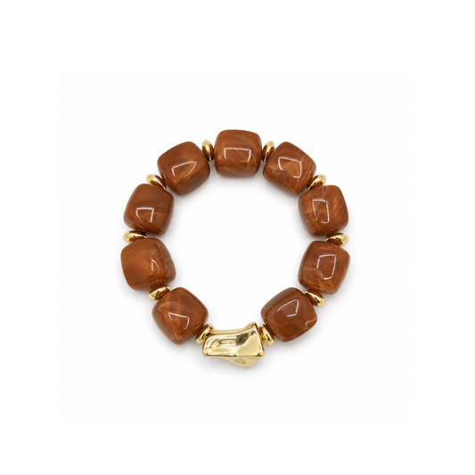 Amber chunky kralenarmband met grote marble kralen en een goudkleurige kraal.