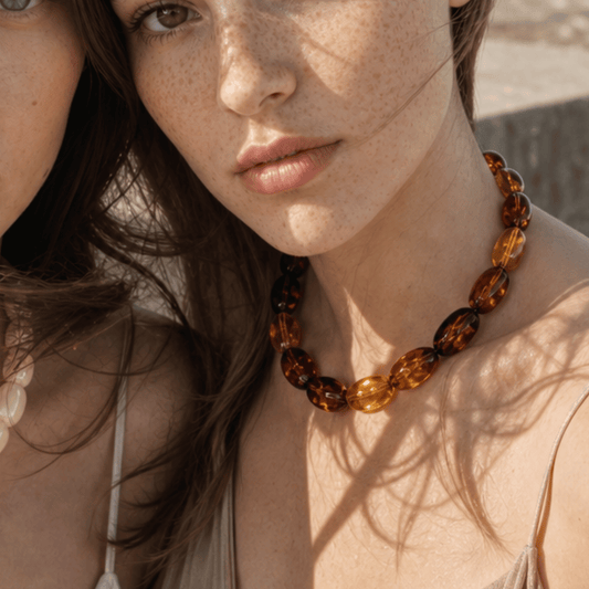 Model draagt cognac ovale kralenketting van Casa Jadel