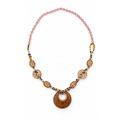 Amber lange mixed statement ketting met roze facetkralen, grote kralen met craquelé-effect en een ronde hanger met panterprint.