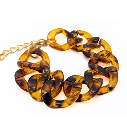 Detail van amber tortoise schakelarmband met grote resin schakels Casa Jadel