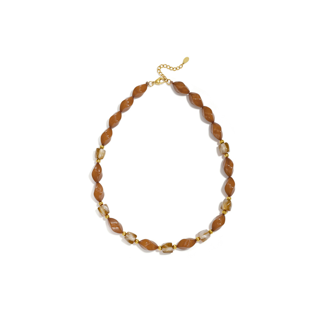 Amber twisted kralenketting met gedraaide marble kralen en gouden details