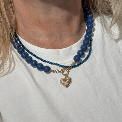 apatiet en blauwe kralenketting met goud hartje en frontsluiting dubbele laag dames