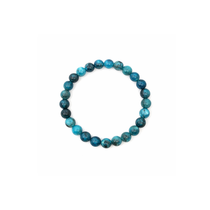 Apatiet edelsteen armband met ronde blauw-turquoise kralen op witte achtergrond