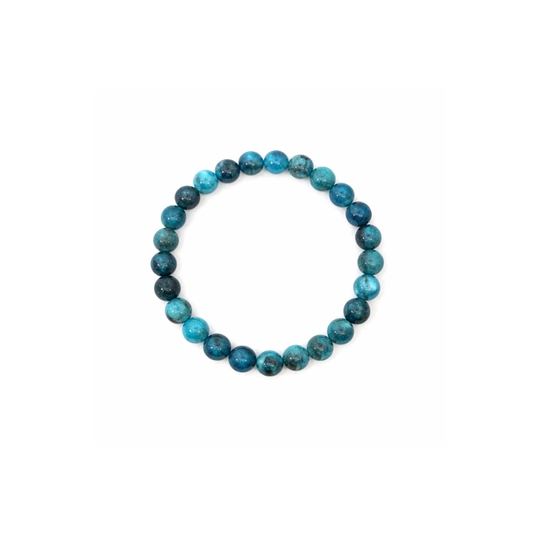 Apatiet edelsteen armband met ronde blauw-turquoise kralen op witte achtergrond