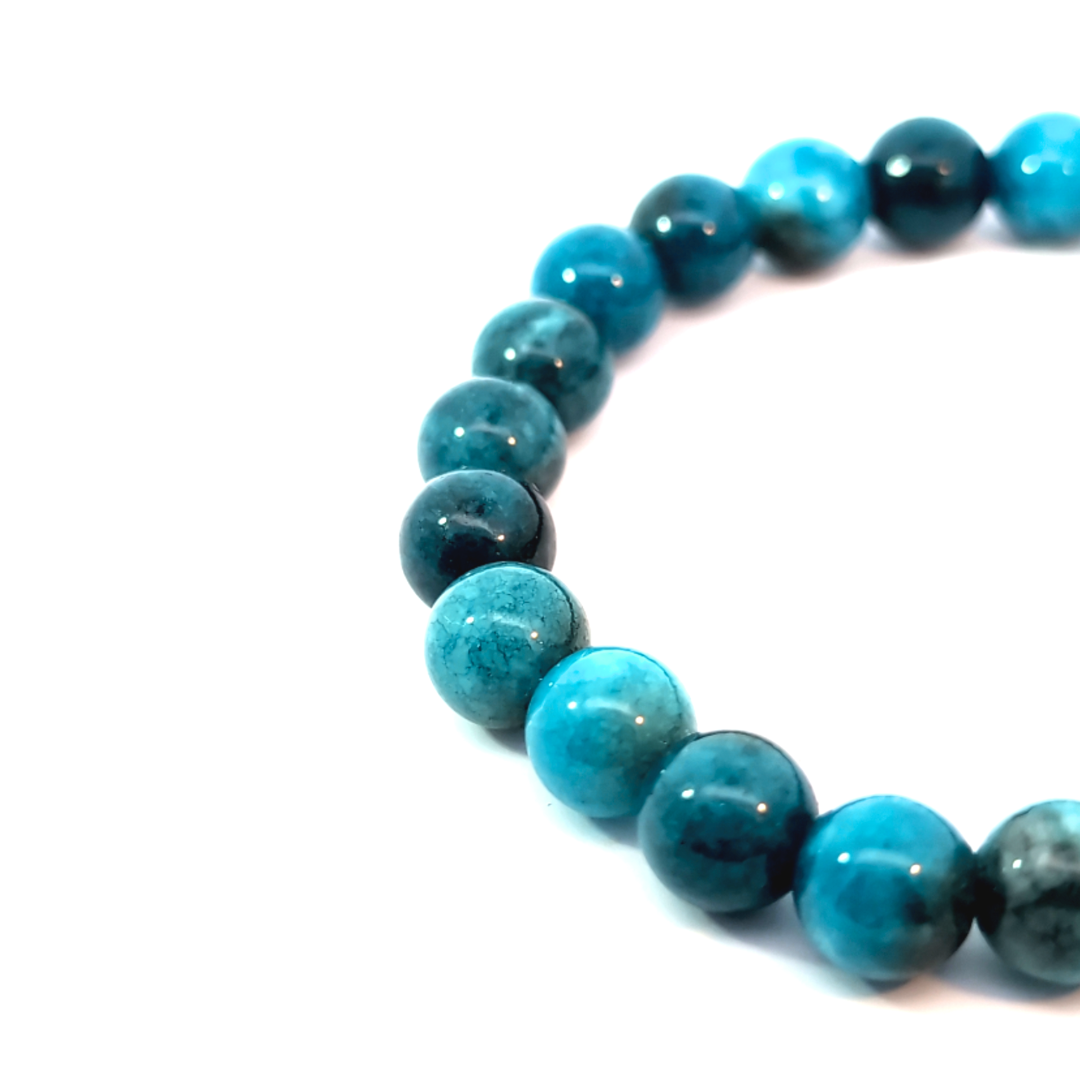 Detail van apatiet edelsteen kralen armband met natuurlijke blauw- en turquoisetinten