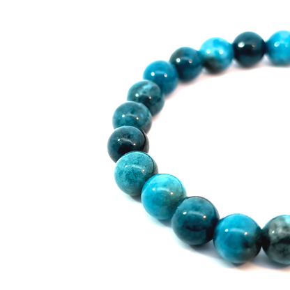 Detail van apatiet edelsteen kralen armband met natuurlijke blauw- en turquoisetinten