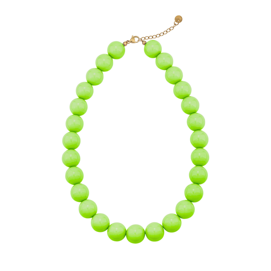 Appelgroene kralenketting met grote ronde glanzende kralen en goudkleurige sluiting op witte achtergrond